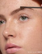 Anastasia Beverly Hills Volumizing Tinted Brow Gel dlouhotrvající gel na obočí odstín Soft Brown 3.2 ml