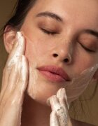 Antipodes Gospel Vitamin C Skin-Glow Gel Cleanser rozjasňující čisticí gel s vitaminem C 200 ml