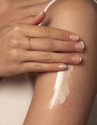 Antipodes Joyful Hand & Body Cream vyživující krém na ruce a tělo s vůní černého rybízu 120 ml