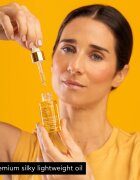 Apivita Beessential Oils Strengthening & Hydrating Day Oil rozjasňující denní olej pro intenzivní hydrataci pleti 15 ml