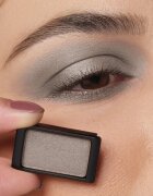ARTDECO Eyeshadow Pearl oční stíny pro vložení do paletky s perleťovým leskem odstín 04 Pearly Mystical Grey 08 g