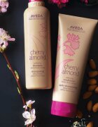 Aveda Cherry Almond Softening Conditioner hloubkově vyživující kondicionér pro lesk a hebkost vlasů 1000 ml