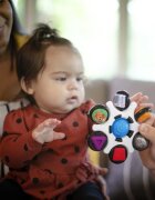 Baby Einstein Curiosity Clutch Twist & Pop aktivity hračka 3 m+ 1 ks