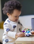 Baby Einstein Curiosity Clutch Twist & Pop aktivity hračka 3 m+ 1 ks
