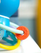 Baby Einstein Opus's Shake & Soothe Teether Toy & Rattle kousátko s chrastítkem 0 m+ 1 ks