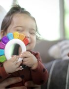 Baby Einstein Outstanding Opus Rattle & Teether Sensory Toy kousátko s chrastítkem 1 ks