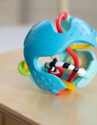 Baby Einstein Rattle & Sense™ senzorický míček s kousátkem 3m+ 1 ks