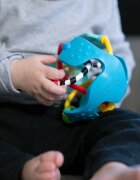 Baby Einstein Rattle & Sense™ senzorický míček s kousátkem 3m+ 1 ks