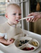 BabyOno Siilicone Plate 6m+ dělený talíř s přísavkou Beige 1 ks