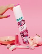 Batiste Blush Flirty Floral suchý šampon pro objem a lesk 200 ml