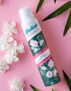 Batiste Naturally Bamboo & Gardenia suchý šampon pro absorpci přebytečného mazu a pro osvěžení vlasů 200 ml