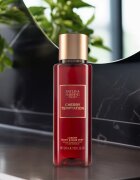 Baylis & Harding The Edit Cherry Temptation parfémovaný tělový sprej pro ženy Cherry Jasmin & Sandalwood 250 ml