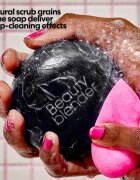 beautyblender® Tool Scrub Charcoal tuhý čistič na make-up houbičky a štětce 150 g