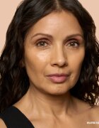 Bobbi Brown Weightless Skin Foundation SPF 15 Mini dlouhotrvající matující make-up s hydratačním účinkem odstín Warm Natural 13 ml