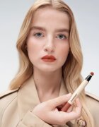 Burberry Brit Matte Veil matná hydratační tekutá rtěnka odstín English Oak 652 3 ml