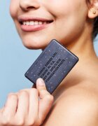 Carbon Theory Charcoal & Tea Tree Oil čisticí tělový peeling pro problematickou a mastnou pokožku 100 g