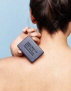 Carbon Theory Charcoal & Tea Tree Oil čisticí tělový peeling pro problematickou a mastnou pokožku 100 g