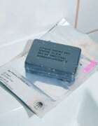 Carbon Theory Charcoal & Tea Tree Oil čisticí tělový peeling pro problematickou a mastnou pokožku 100 g