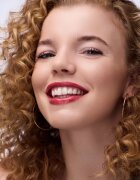 Catrice Glass Like Dewy Lip Tint vysoce pigmentovaný lesk na rty s hydratačním účinkem odstín 030 Happy Lips Happy Life 3 ml