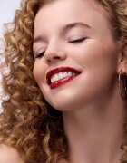 Catrice Glass Like Dewy Lip Tint vysoce pigmentovaný lesk na rty s hydratačním účinkem odstín 060 The Happy Choice 3 ml