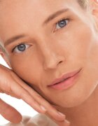 Chantecaille Gold 24K Gold Serum Intense vitalizující pleťové sérum pro mladistvý vzhled 30 ml