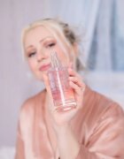 Crystallove Rose Quartz Shimmer Facial Mist pleťová mlha pro rozjasnění pleti 100 ml