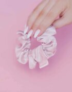 Crystallove Silk Scrunchie hedvábná gumička do vlasů Rose 1 ks