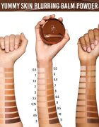 Danessa Myricks Beauty Yummy Skin Blurring Balm Powder kompaktní krémový make-up odstín 2 - Light With Golden Undertones 18 g