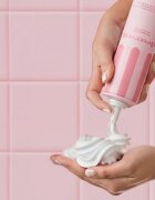 DESERVED Whipped Shower Foam Strawberry Milkshake sprchová pěna na tělo 250 ml