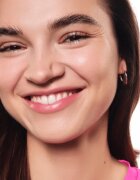 essence All About Soft Glow! transparentní fixační pudr pro rozjasnění pleti 8 g