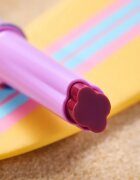 essence aloha babes! krémový lesk na rty v tyčince odstín 01 Sunny Bliss Flower Kiss 1.6 g