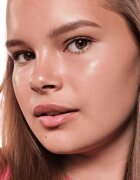 essence BABY GOT GLOW rozjasňující tyčinka pro zářivý lesk odstín 20 Rosy Glaze 5.5 g