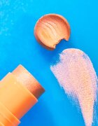 essence BABY GOT HOLO GLOW rozjasňující tyčinka odstín 10 Holy Apricotly 5 g