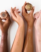 essence BALM OF sunshine rozjasňující balzám na obličej a tělo odstín 20 Séduction du Soleil 16 g