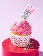 essence Birthday Bomb transparentní lesk na rty pro třpytivý lesk odstín 01 Cake My Day! 10 ml