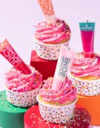 essence Birthday Bomb transparentní lesk na rty pro třpytivý lesk odstín 01 Cake My Day! 10 ml