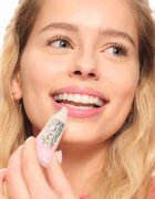 essence Birthday Bomb transparentní lesk na rty pro třpytivý lesk odstín 01 Cake My Day! 10 ml