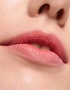 essence Blur Soufflé matná tekutá rtěnka odstín 03 Hot Offline 3.6 ml