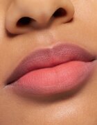 essence Blur Soufflé matná tekutá rtěnka odstín 03 Hot Offline 3.6 ml