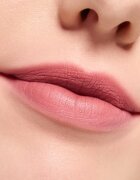 essence Blur Soufflé matná tekutá rtěnka odstín 09 Ghost Typing 3.6 ml