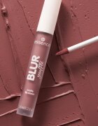 essence Blur Soufflé matná tekutá rtěnka odstín 09 Ghost Typing 3.6 ml