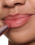 essence Blur Soufflé tónovací balzám na rty s matným efektem odstín 01 Nude Beige 3 g