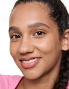 essence Blur Soufflé tónovací balzám na rty s matným efektem odstín 01 Nude Beige 3 g
