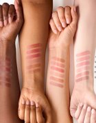 essence Blur Soufflé tónovací balzám na rty s matným efektem odstín 02 Nude Peach 3 g