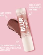 essence Blur Soufflé tónovací balzám na rty s matným efektem odstín 02 Nude Peach 3 g