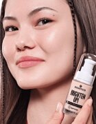 essence BRIGHTEN UP! Perfecting Primer tekutá podkladová báze pod make-up odstín 01 Light Beige 20 ml
