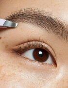 essence Brow Tweezer pinzeta na obočí 1 ks