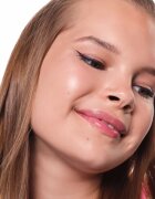 essence COLOUR it! metalická linka na oči odstín 02 Dark Cherry 3 ml