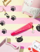 essence DOG GANG OR CAT CREW?!? CAT LOVERS tónovací balzám na rty s peptidy odstín 01 Little Paw 13 ml