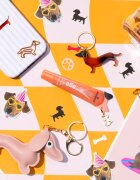 essence DOG GANG OR CAT CREW?!? DOG LOVERS tónovací balzám na rty s peptidy odstín 01 Best Buddy 13 ml